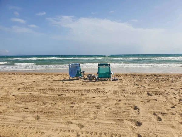 Bela Paisagem Beira Mar Com Duas Espreguiçadeiras Praia Nas Margens — Fotografia de Stock