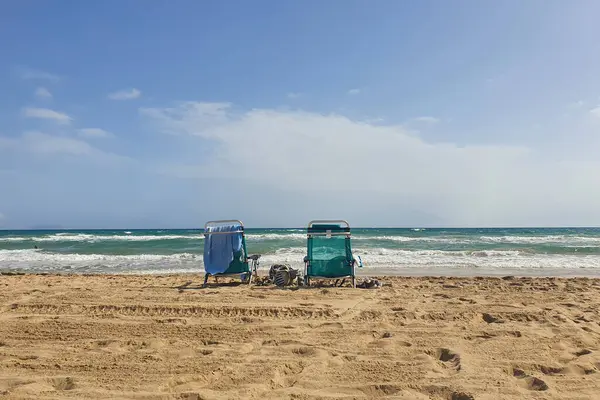 Bela Paisagem Beira Mar Com Duas Espreguiçadeiras Praia Nas Margens — Fotografia de Stock