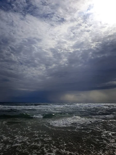 Bela Paisagem Serena Beira Mar Com Céu Com Nuvens Ondas — Fotografia de Stock