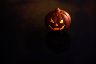 Güzel çikolata cadılar bayramı balkabağı balkabağı balkabağı-o-fener koyu arka planda