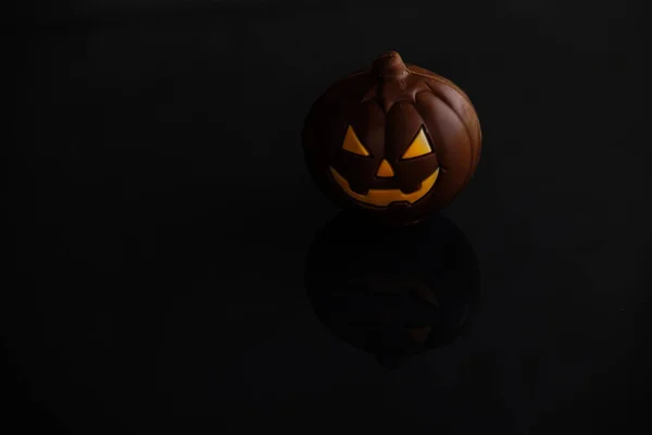 Schöne Schokolade Halloween Kürbis Jack Laterne Auf Dunklem Hintergrund — Stockfoto