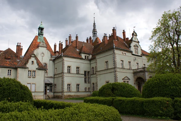 Jacht kasteel van graaf Uppsala in carpaty — Stockfoto