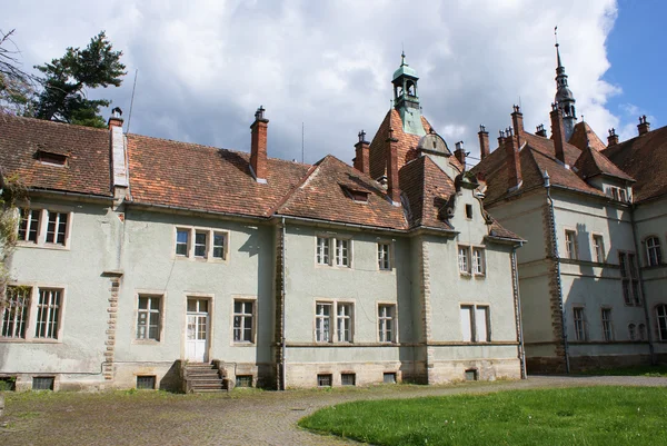 Jacht kasteel van graaf Uppsala in carpaty — Stockfoto