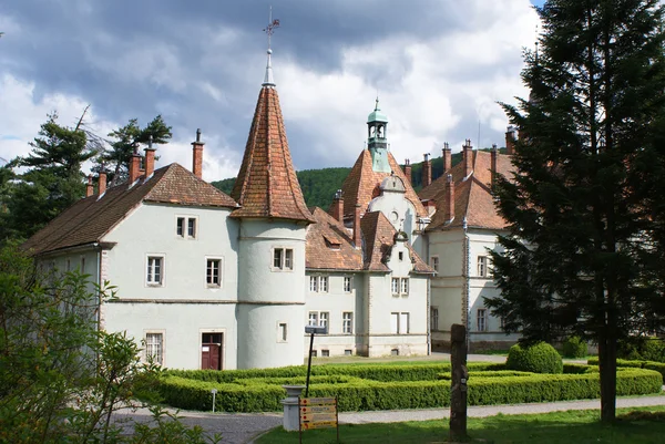 Jacht kasteel van graaf Uppsala in carpaty — Stockfoto