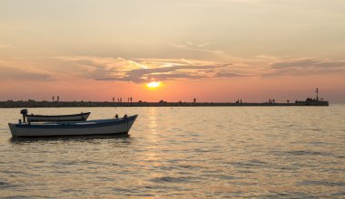 gün batımında dalgakıran