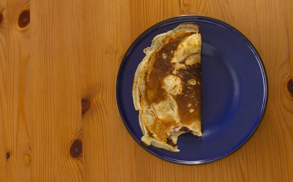 Bijten pannenkoek — Stockfoto