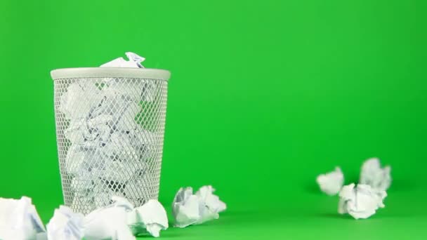 Bola de papel lanzando en la cesta en pantalla verde — Vídeo de stock