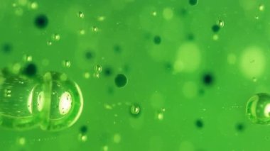 yeşil jöle içinde hava kabarcıkları