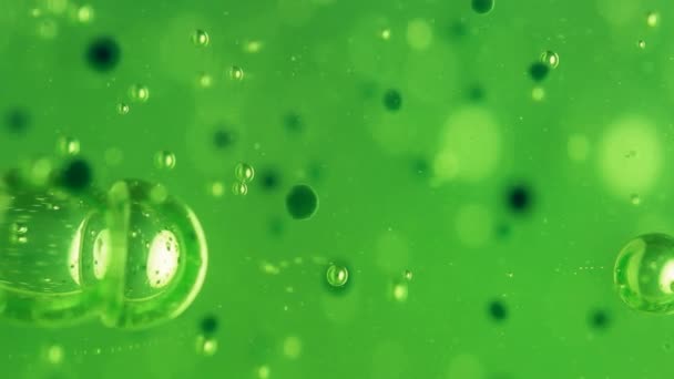 Luchtbellen in groene gel — Stockvideo