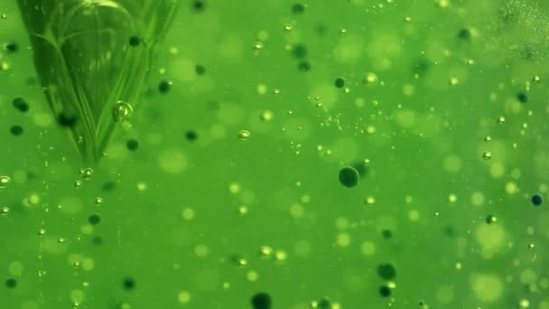 Burbujas de aire en gel verde — Vídeo de stock