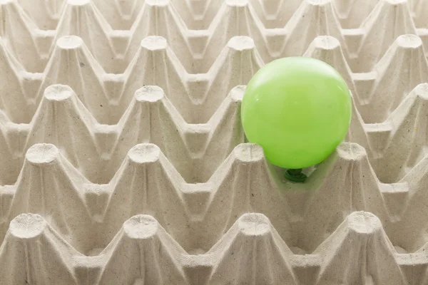 Balão em recipiente de ovo — Fotografia de Stock