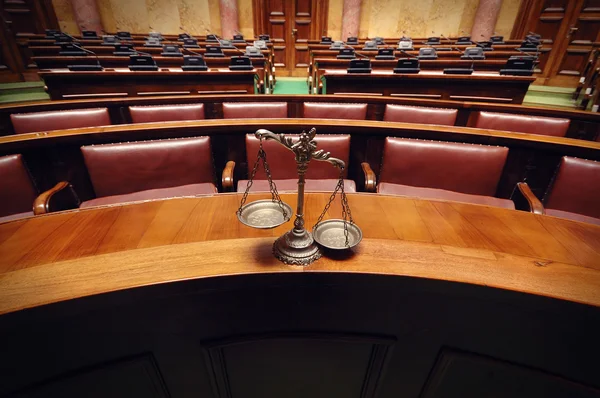 Échelles décoratives de justice dans la salle d'audience Images De Stock Libres De Droits