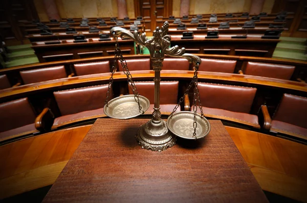 Dekorative Waage der Gerechtigkeit im Gerichtssaal lizenzfreie Stockfotos