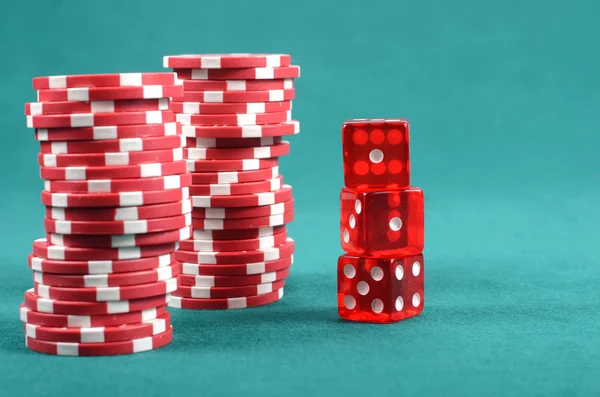 Fichas de jogo de poker vermelho em uma mesa de jogo verde — Fotografia de Stock