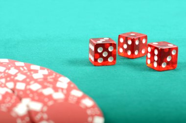 poker Chips tablo oynayan yeşil kumar