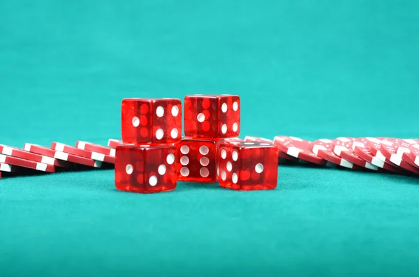 Poker fichas de juego en una mesa de juego verde — Foto de Stock