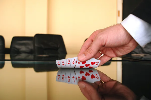 Homme d'affaires tenant des cartes à jouer — Photo