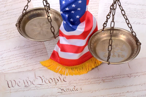 Весы правосудия, американский флаг и Конституция США — стоковое фото