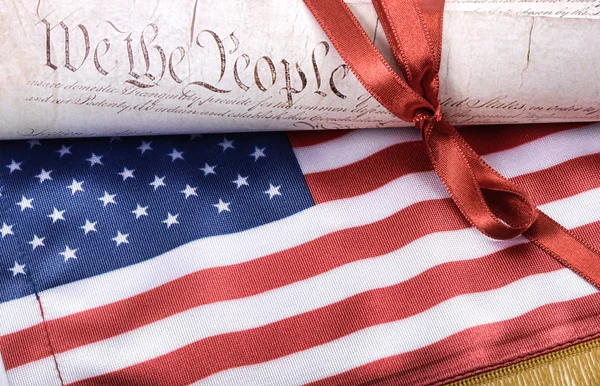 Constitución de los Estados Unidos de América y bandera de EE.UU. —  Fotos de Stock