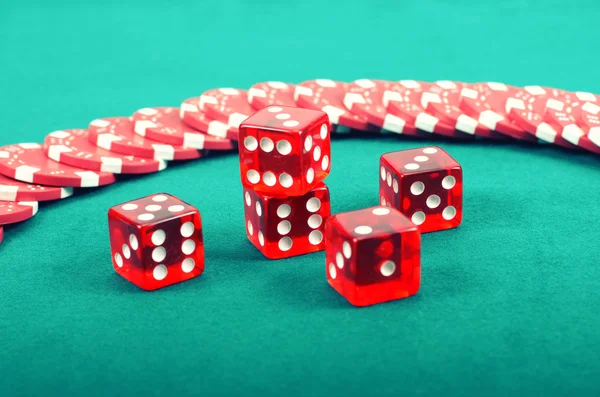 Poker fichas de juego en una mesa de juego verde — Foto de Stock