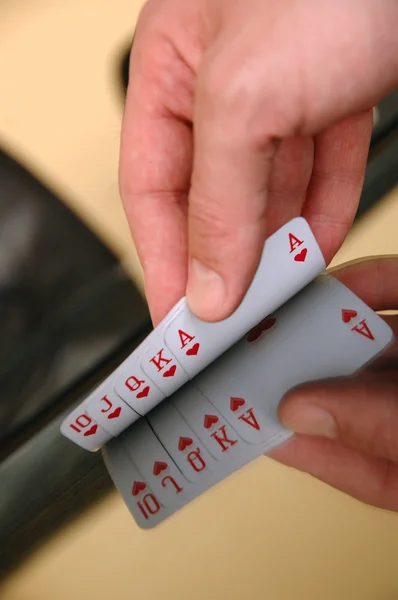 Conceito de jogo, mão humana mostrando cartas de jogo na mesa de vidro — Fotografia de Stock