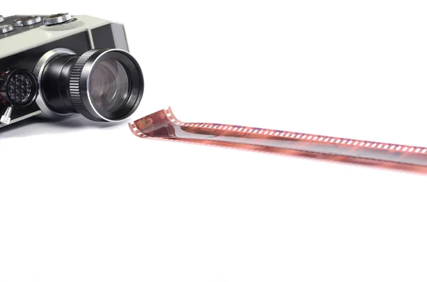 Starý fotoaparát a filmové pásy izolované — Stock fotografie