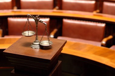 Mahkeme salonunda adaletin dekoratif terazisi