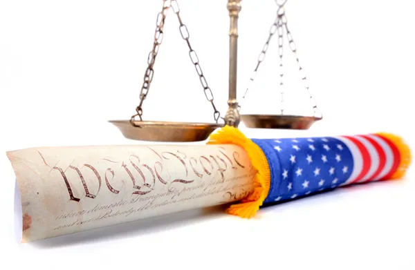 Escalas de justicia, bandera estadounidense y Constitución de los Estados Unidos —  Fotos de Stock