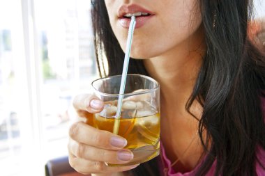 kadın içki kokteyli