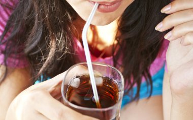 kadın içki kokteyli