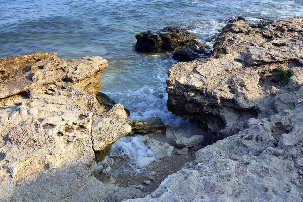 A costa de pedra rochosa — Fotografia de Stock
