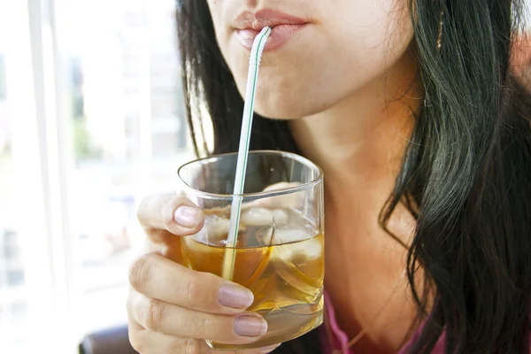 Die Frau, die Cocktail trinkt — Stockfoto