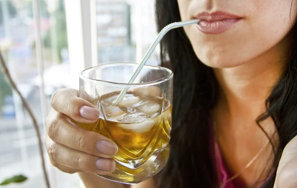 kadın içki kokteyli