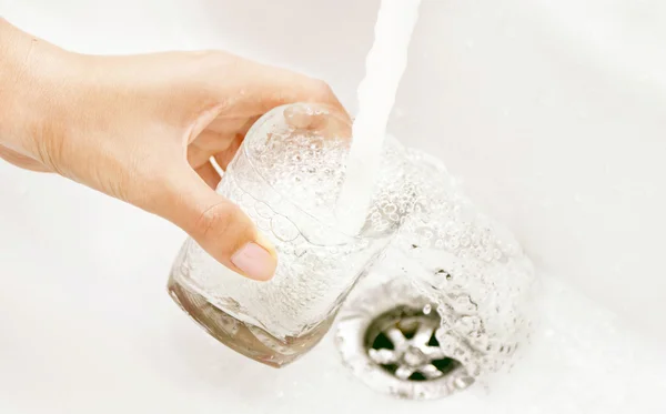 Los rellenos por el agua del vaso — Foto de Stock