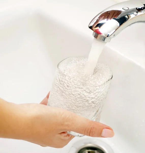 Remplissage à l'eau d'un verre — Photo