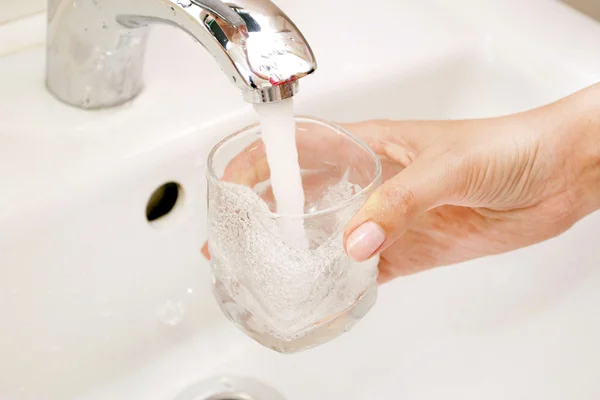 Remplissage à l'eau d'un verre — Photo