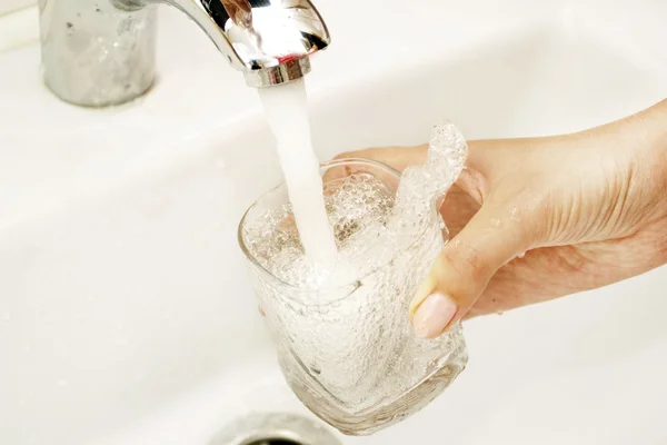 Remplissage à l'eau d'un verre — Photo