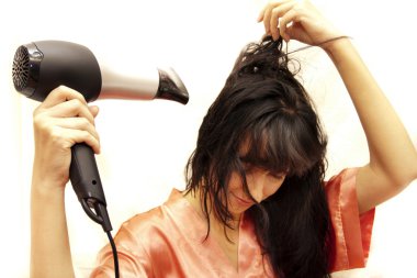 kadın saç kurutma makinesi kurur