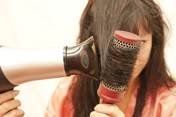 kadın bir saç modeli yapmak