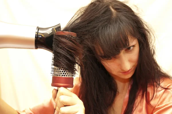 A mulher que faz um coiffure — Fotografia de Stock