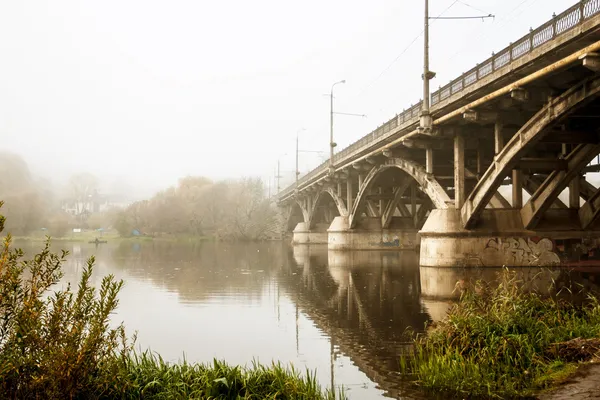 Le pont sur la rivière — Photo