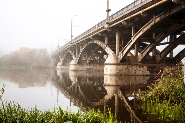 Il ponte sul fiume — Foto Stock