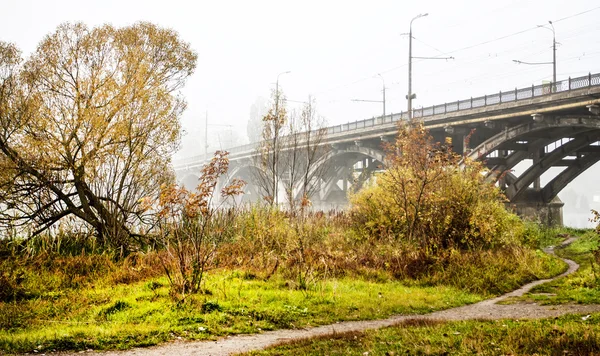 A ponte sobre o rio — Fotografia de Stock