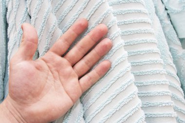 elinde bir terry mavi havlu Sil