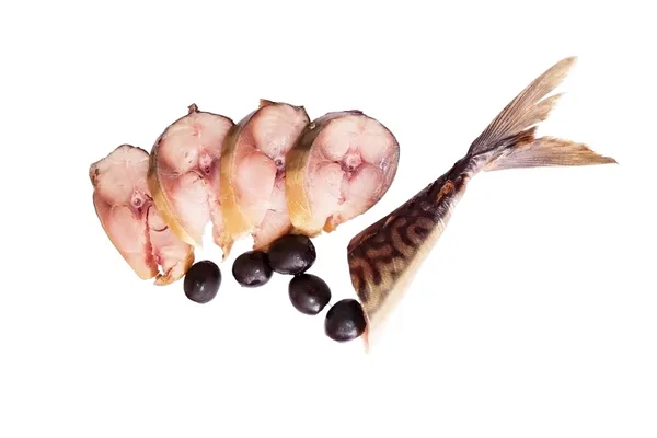 Die geschnittenen Makrelenscheiben mit Oliven — Stockfoto
