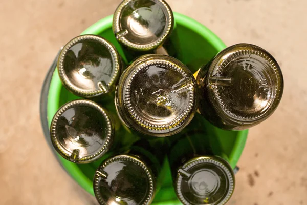 Groene flessen met onder wijnen — Stockfoto