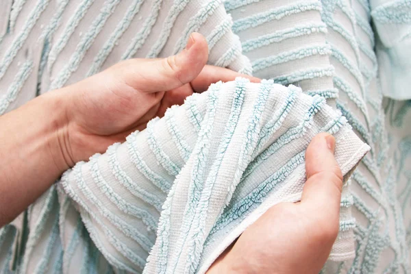 Limpe de mãos uma toalha azul terry — Fotografia de Stock