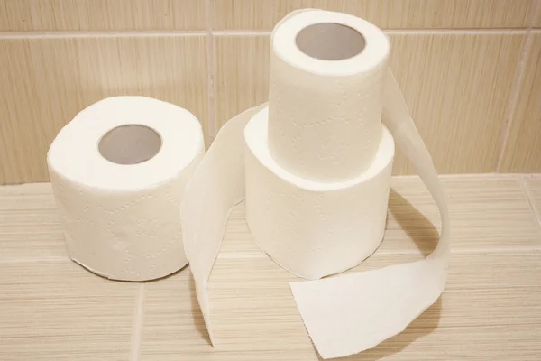 The unwound rolls of white toilet paper — Stock Photo, Image