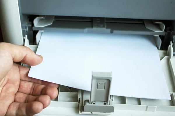 Proceso de prensa sobre hojas de papel limpias — Foto de Stock