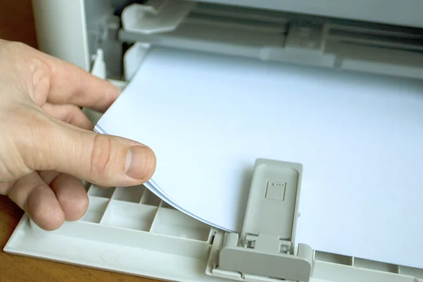 Druk op proces op schone vellen papier — Stockfoto